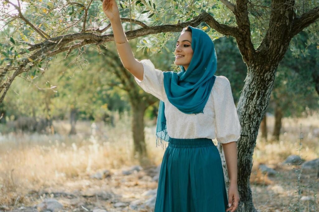 tips memilih warna earth tone dan jenis kain untuk kulit kuning langsat