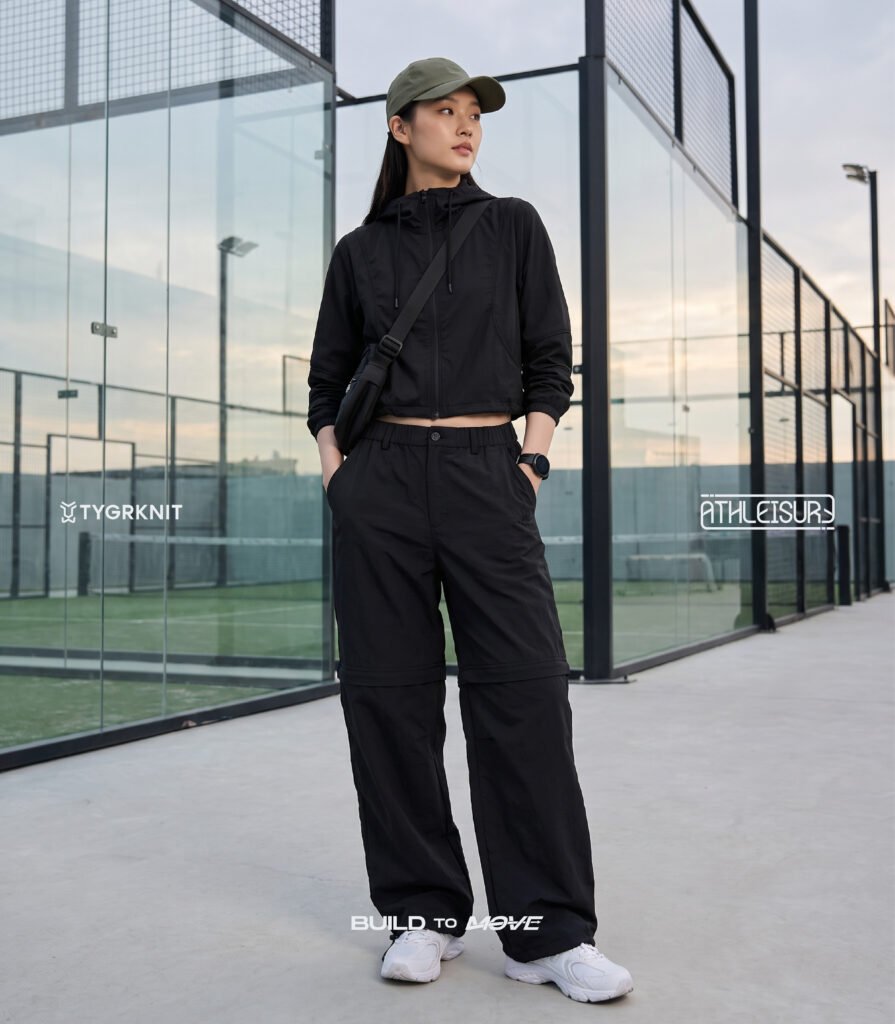 Ide outfit athleisure wanita Track Pants dengan Cropped Jacket