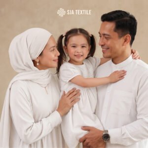 sarimbit keluarga pakai baju warna putih yang jadi trend lebaran 2027
